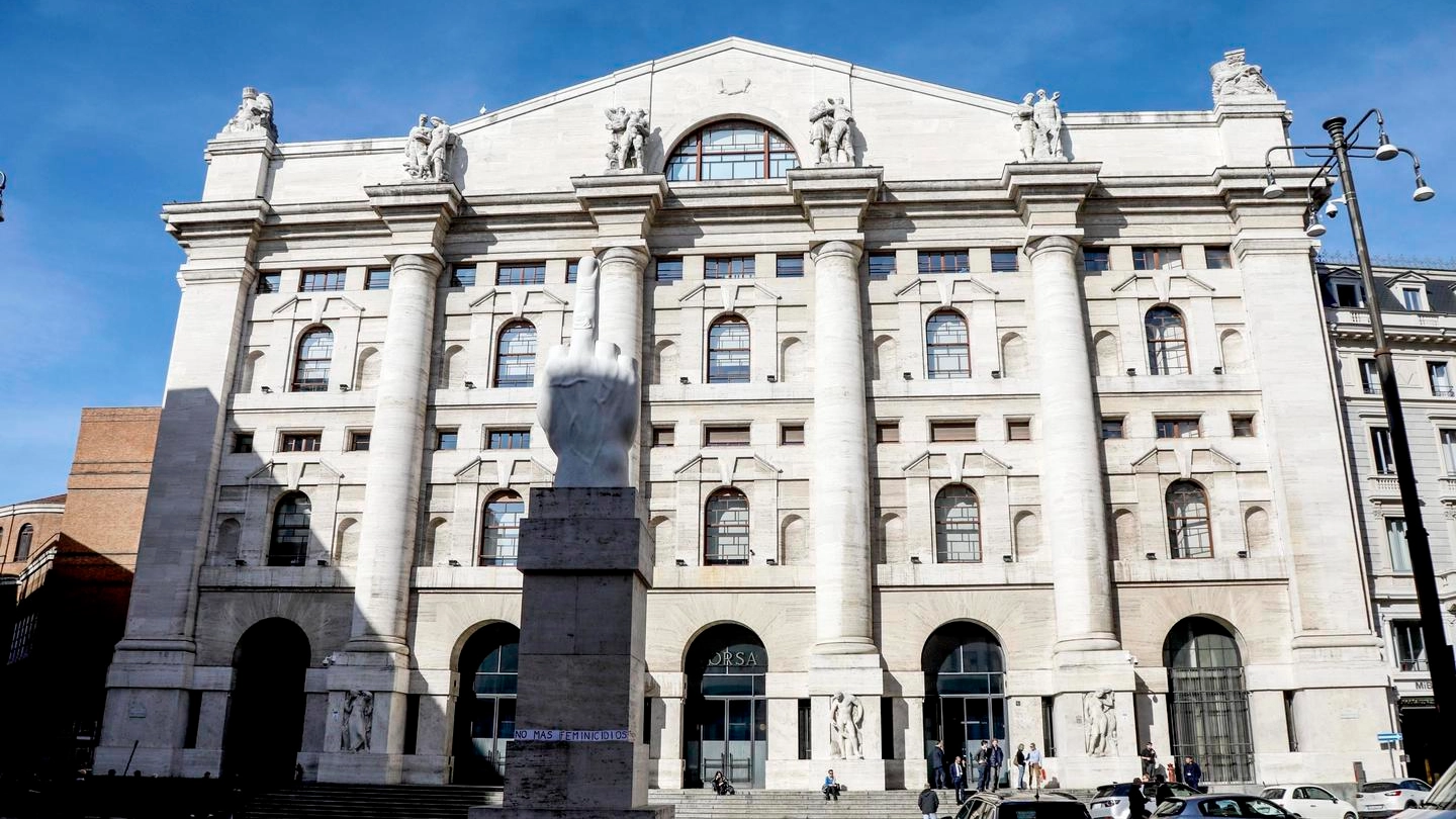 Il palazzo della  Borsa in piazza Affari a Milano