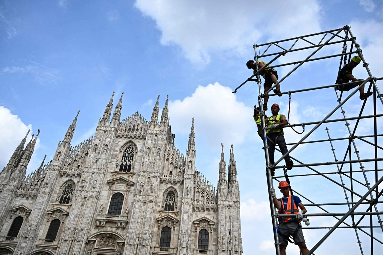Operai al lavoro in piazza Duomo per i funerali di Stato di Silvio Berlusconi