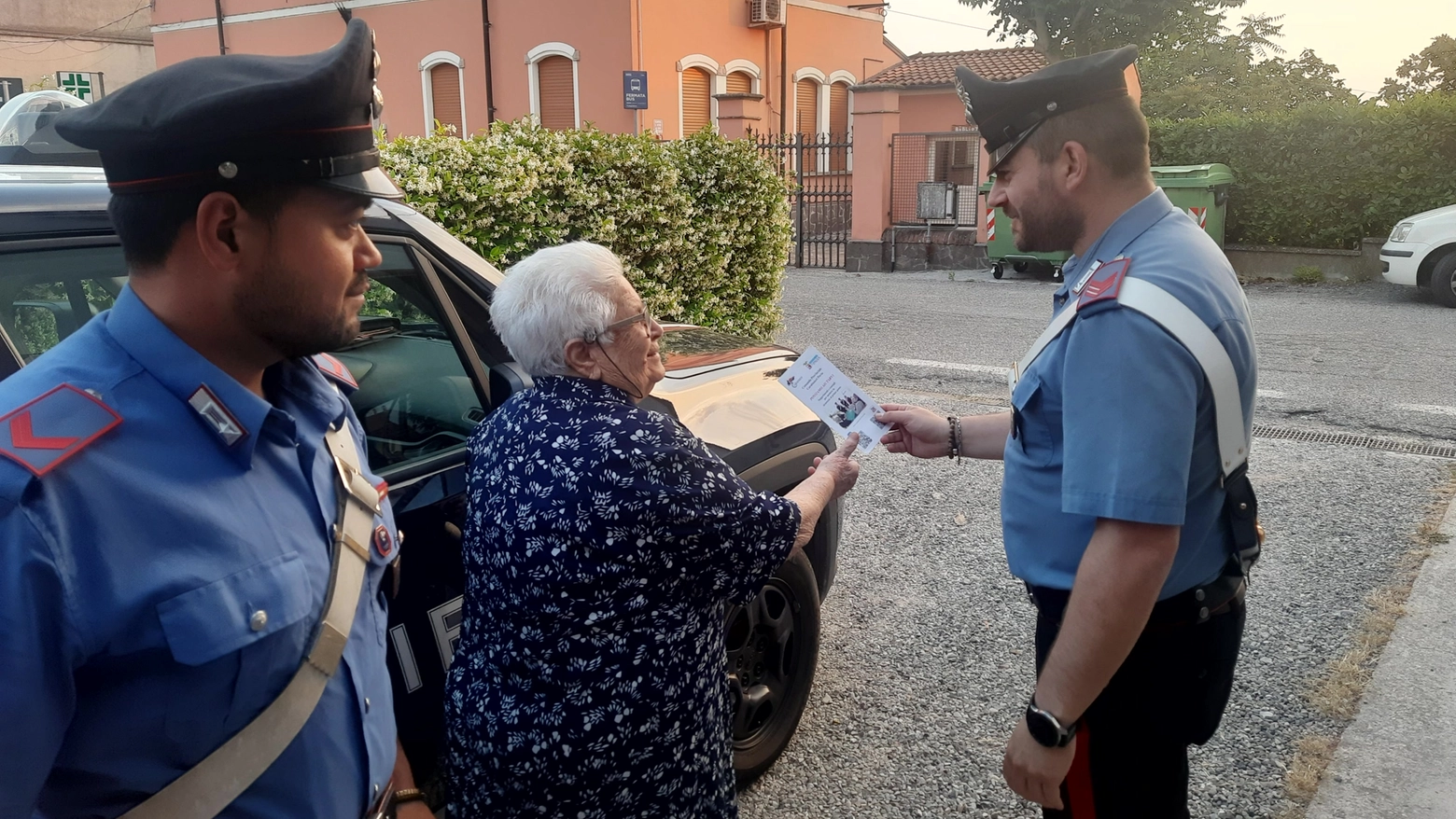 I carabinieri di Montù Beccaria con l'anziana salvata dalla truffa