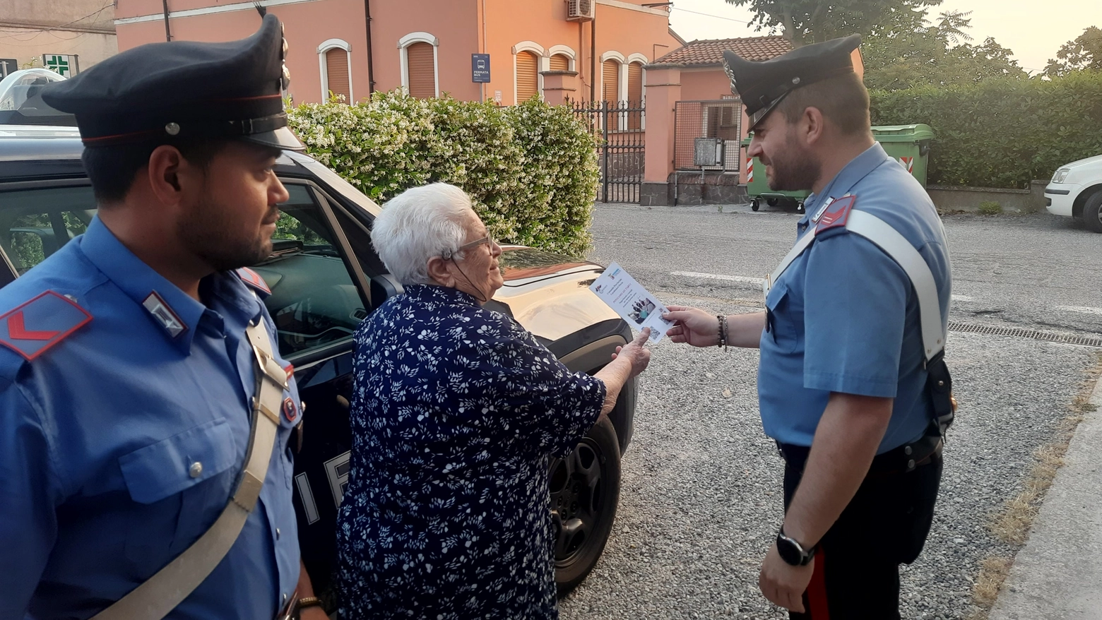 I carabinieri di Montù Beccaria con l'anziana salvata dalla truffa I carabinieri di Montù Beccaria con l'anziana salvata dalla truffa