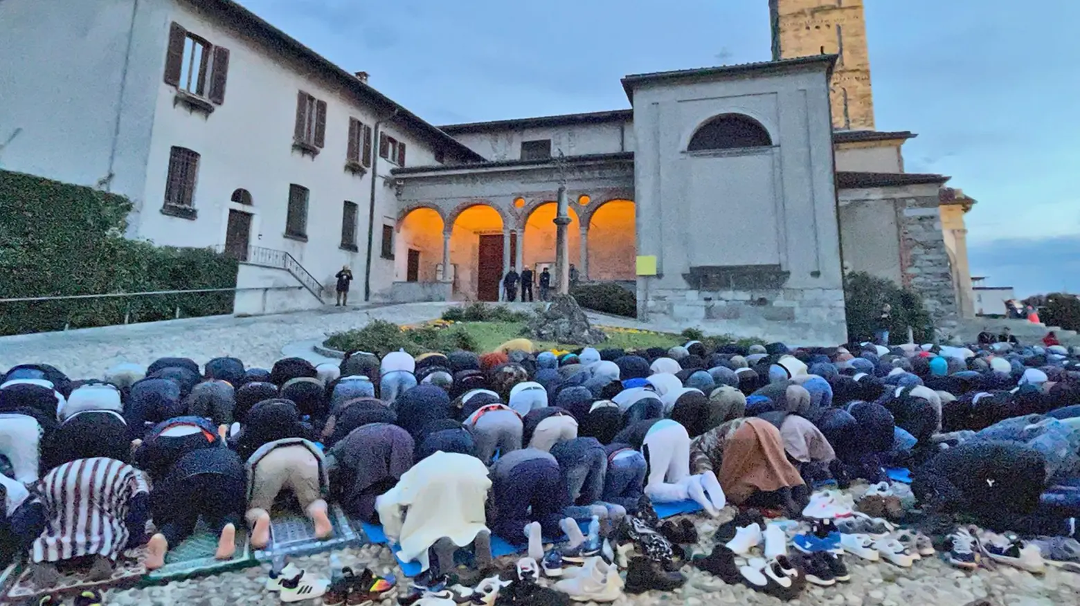 Preghiera della comunità musulmana Preghiera della comunità musulmana