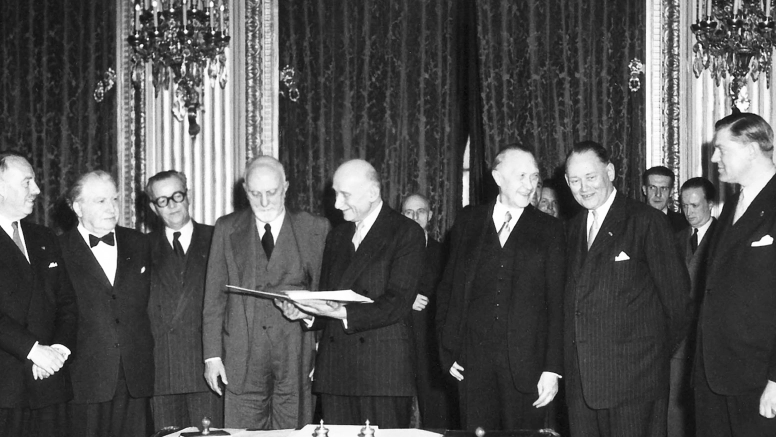 Robert Schuman (al centro)