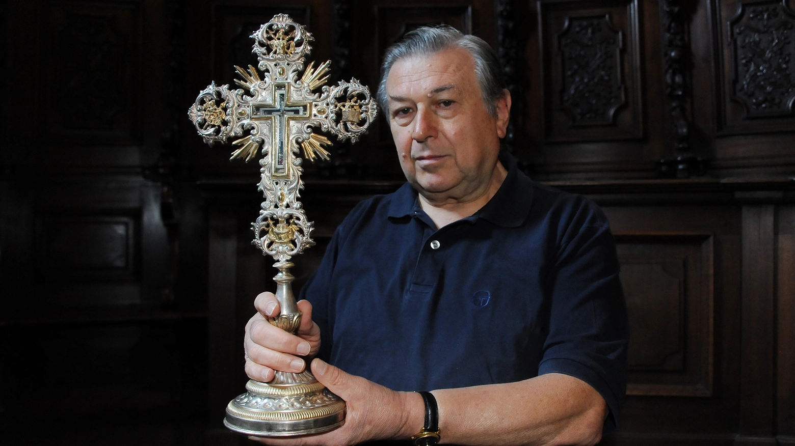 Don Piero mostra la reliquia della Santa Croce