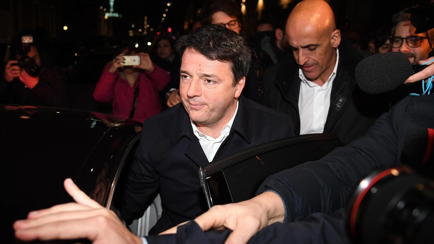 Matteo Renzi si allontana dalla sede Pd di Milano