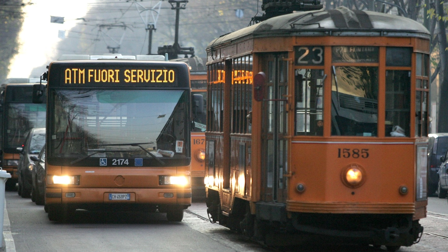 Mezzi pubblici fuori servizio a Milano (archivio) Mezzi pubblici fuori servizio a Milano (archivio)