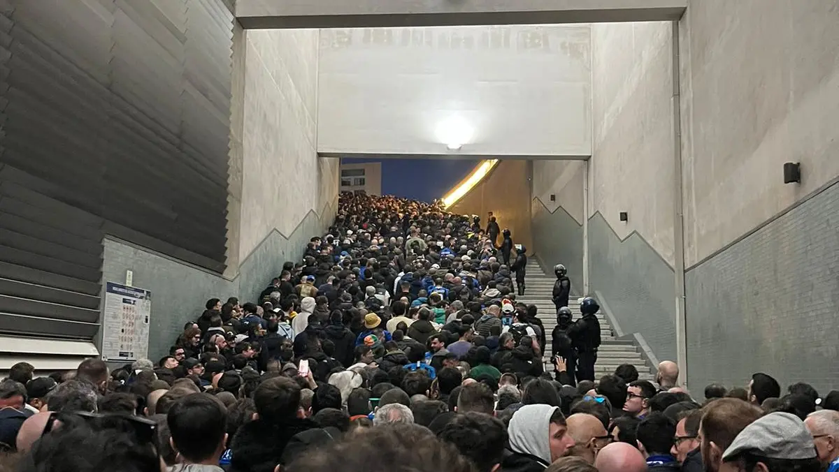 I tifosi dell'Inter bloccati all'esterno dello stadio do Dragao I tifosi dell'Inter bloccati all'esterno dello stadio do Dragao