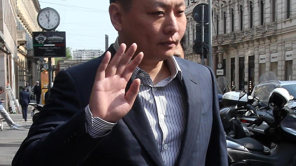 David Han Li, braccio destro di Yonghong Li, davanti all'Armani Hotel (Ansa)