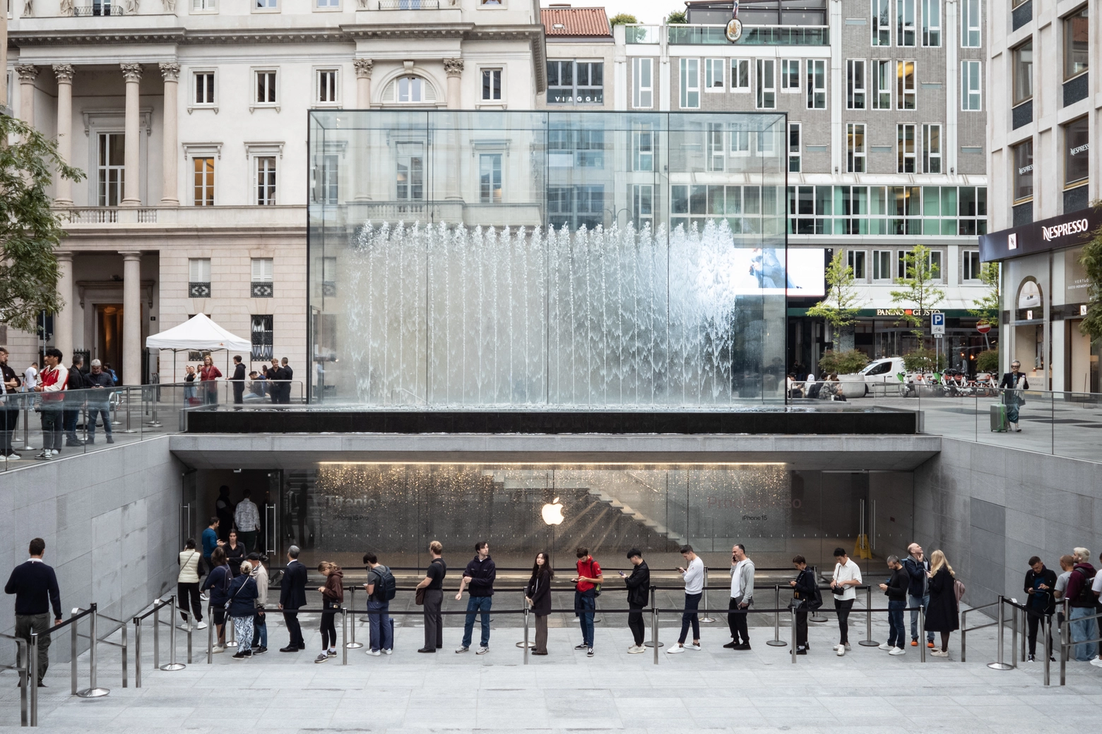La coda all'Apple Store d piazza Liberty per il lancio dell'Phone 5