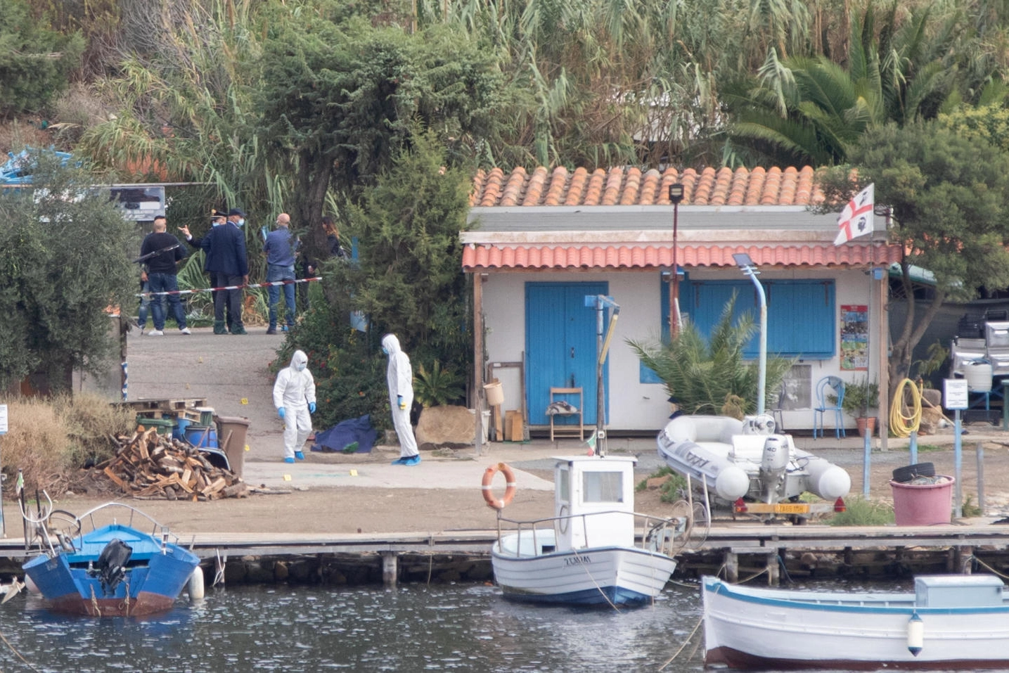 Investigatori sul luogo dell'assassinio a Porto Budello