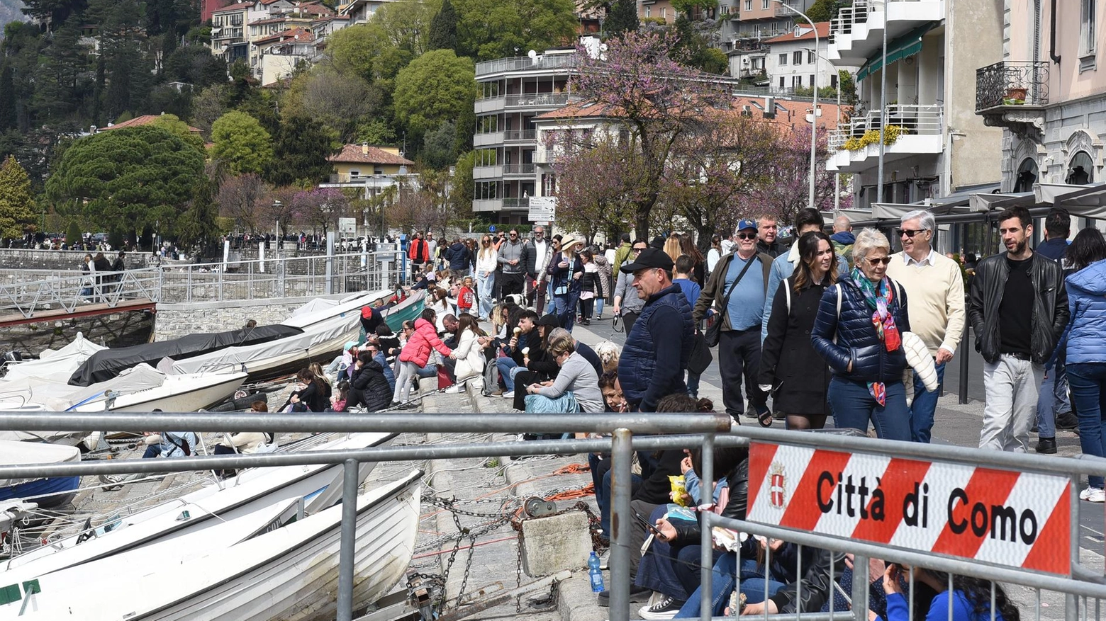 Non solo vacanzieri Tra gite e partita in coda sul lungolago fin dalla mattina Non solo vacanzieri Tra gite e partita in coda sul lungolago fin dalla mattina