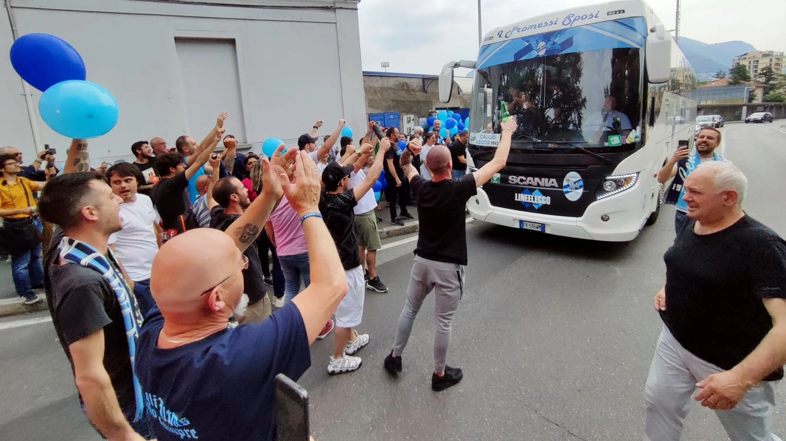 Lecco, i tifosi all'arrivo del pullman della squadra