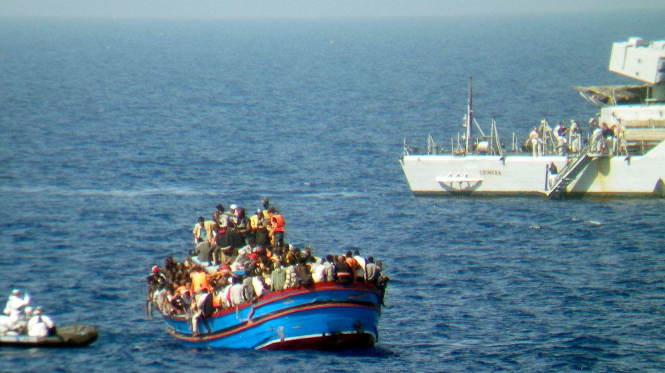 Un barcone di migranti soccorso dalla marina militare italiana (Lapresse)