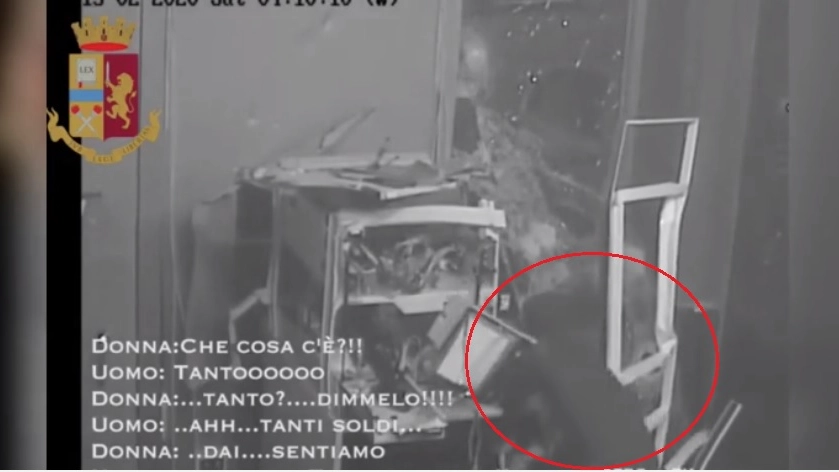 Bancomat esploso e ladro in azione (frame video polizia)