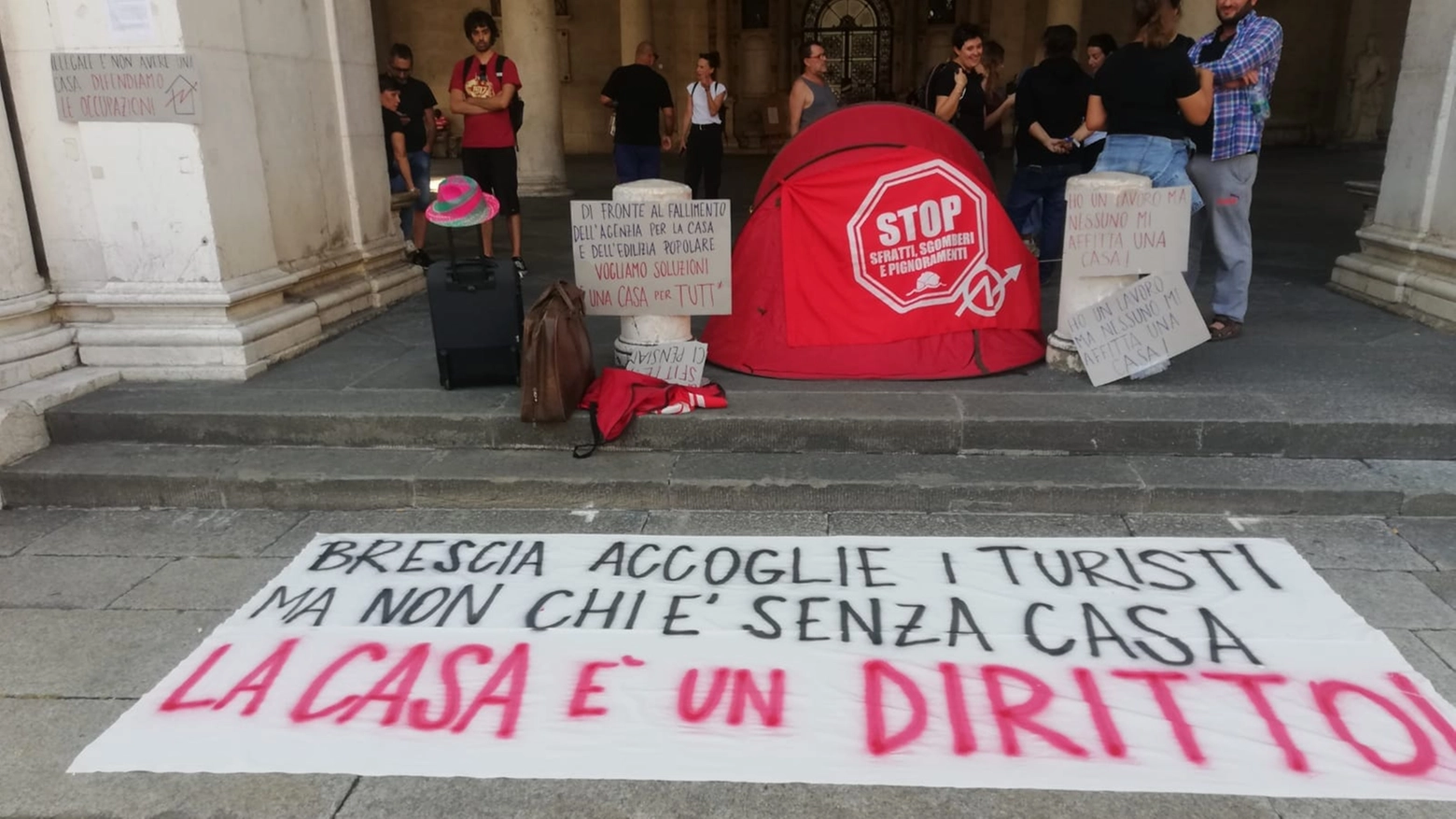 La protesta per l'emergenza abitativa a Brescia