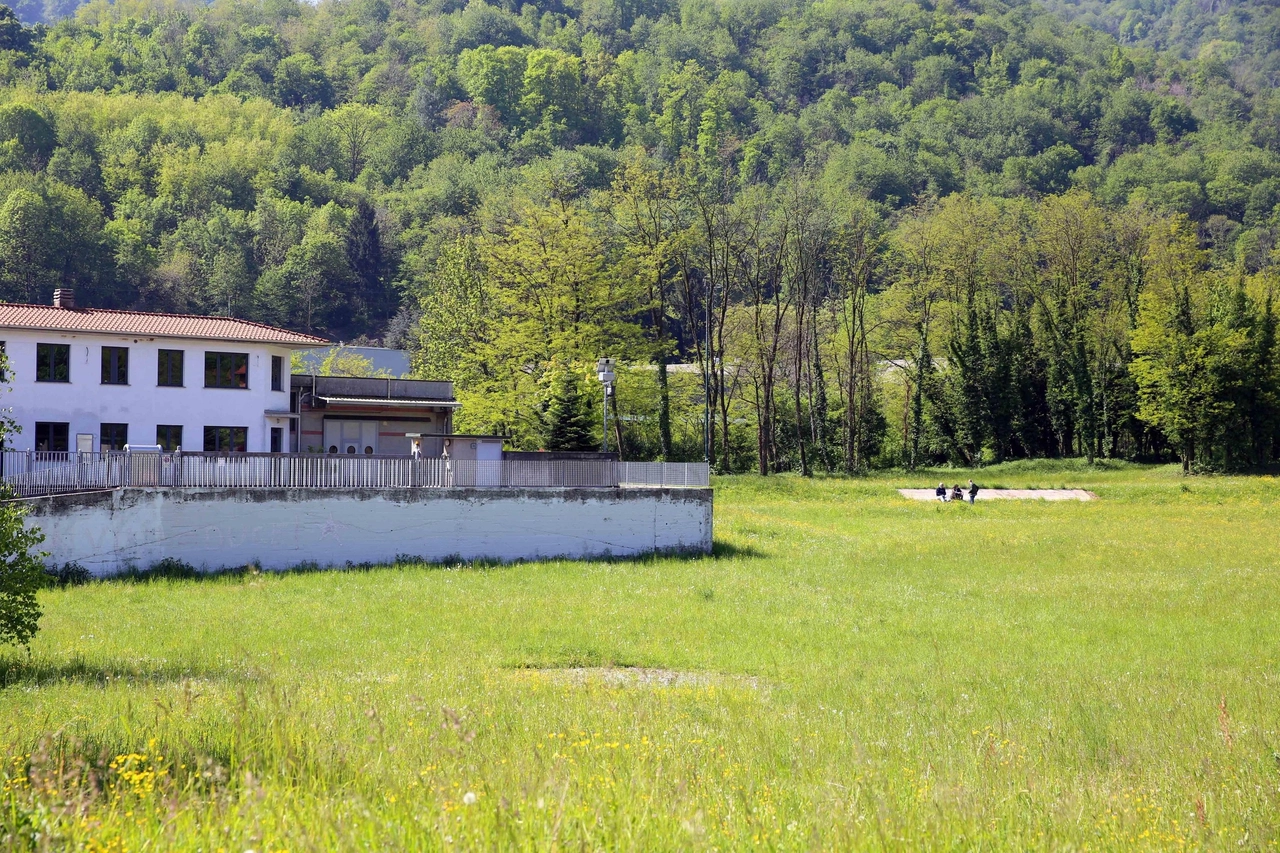 Il muro da dove è stata cancellata la scritta "Padroni a casa nostra" (Ansa)