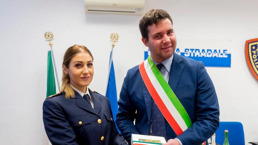 La poliziotta Arianna Virgolino, 31 anni, insieme al sindaco di Casalpusterlengo