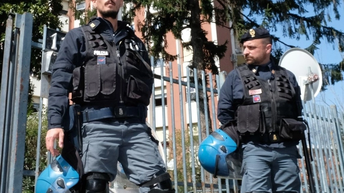 In via Zamagna sono intervenuti anche gli agenti del Reparto mobile della polizia per l’assembramento in strada