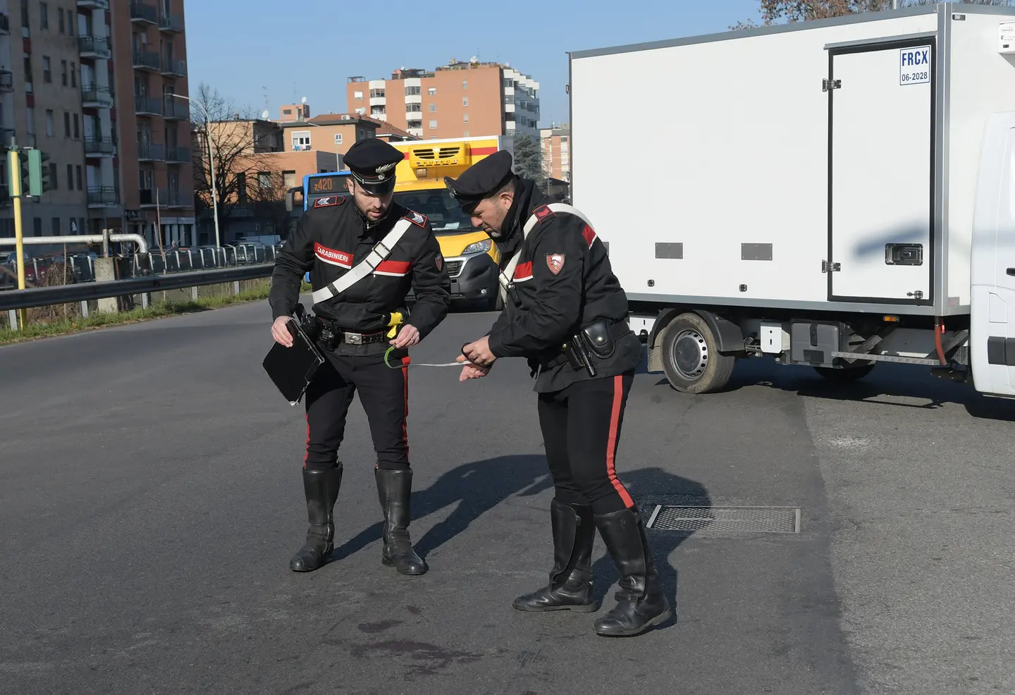 San Giuliano, trovato privo di sensi sulla via Emilia: caccia all'auto pirata