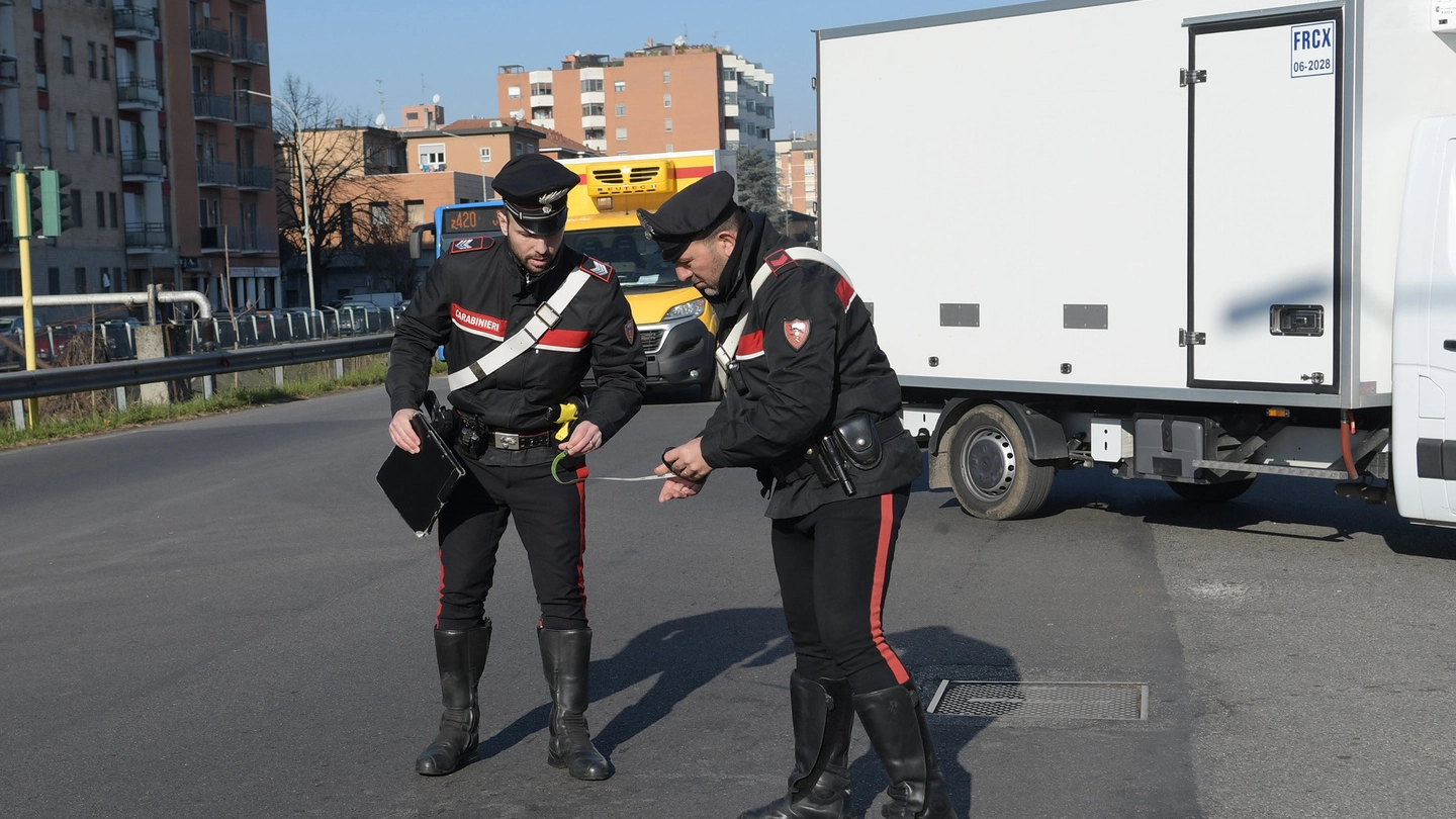 Carabinieri sul luogo dell'investimento