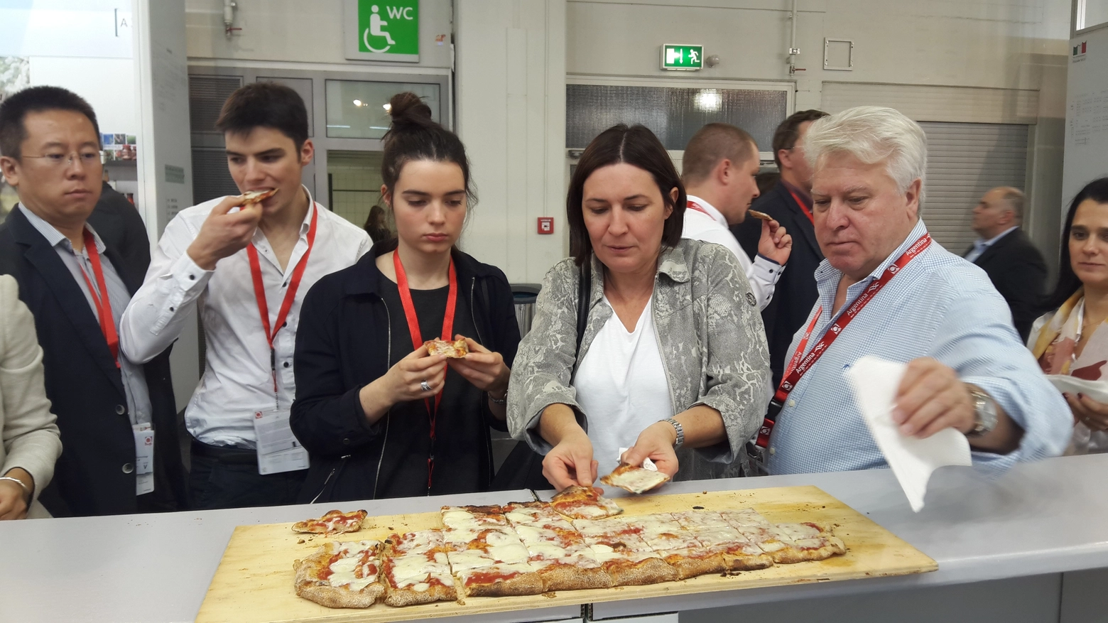 Visitatori assaggiano la pizza lodigiana in Germania
