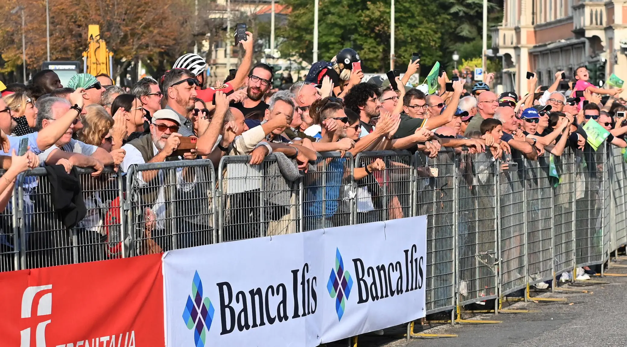 Passa il Giro di Lombardia E sulle strade è festa