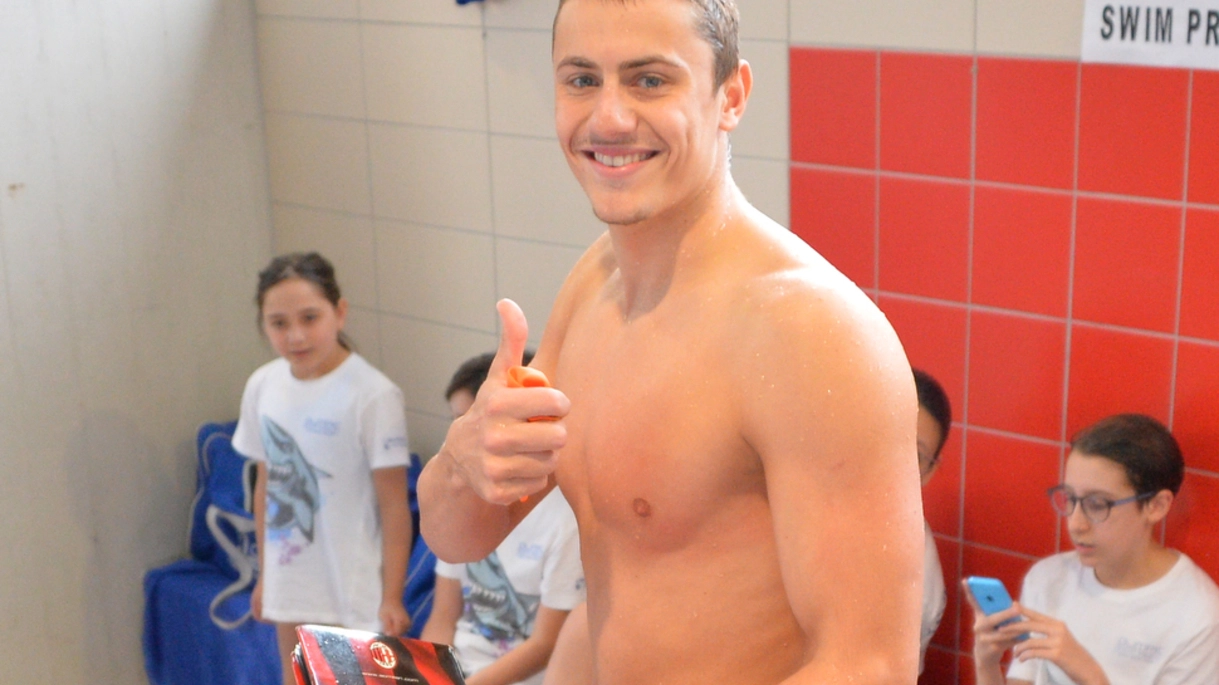 Nicolò Martinenghi in piscina prima di una gara