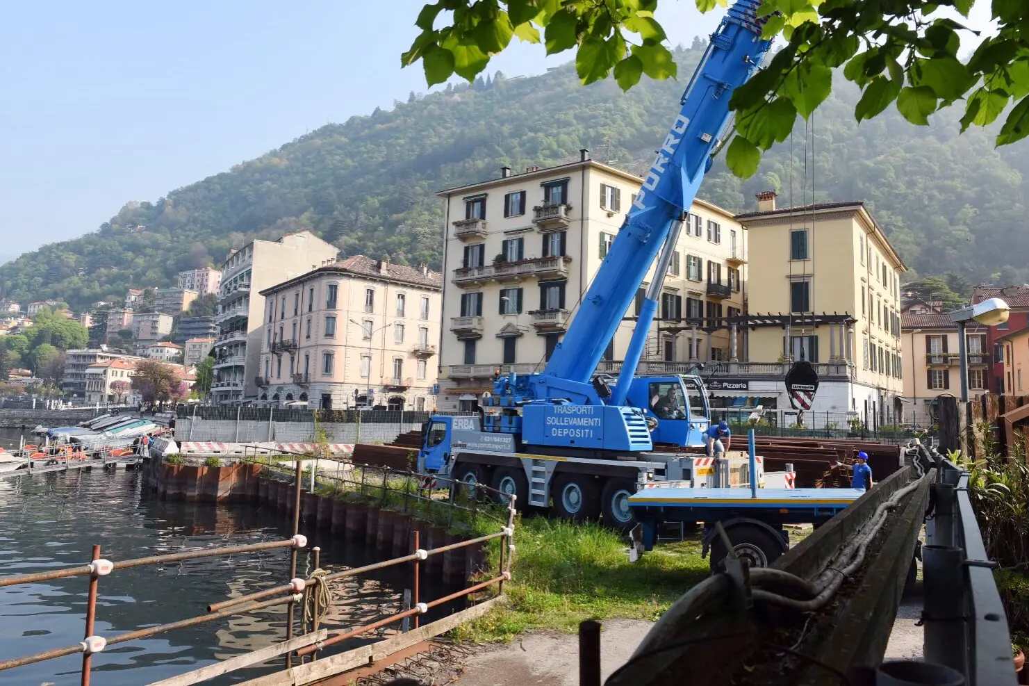 Paratie, operai al lavoro: al via lo smantellamento sul lungolago