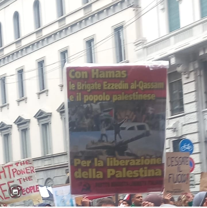 Il cartello per Hamas in coda al corteo degli antagonisti