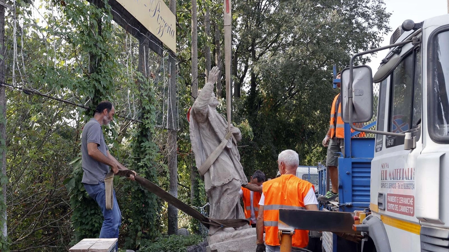 La statua urtata resta in bilico Paura per il San Giovanni a 3 giorni dalla fine dei restauri La statua urtata resta in bilico Paura per il San Giovanni a 3 giorni dalla fine dei restauri