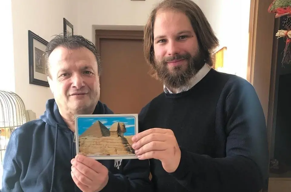 Alessio Fumagalli, il collezionista di cartoline da Guinness di Santa Maria Hoè