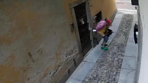 Un incivile in vicolo del Senatore Un incivile in vicolo del Senatore