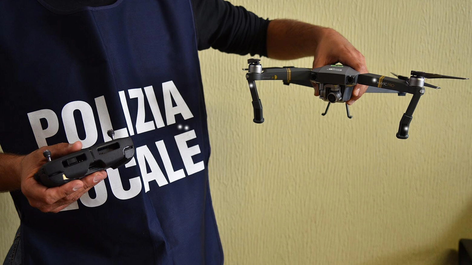 Il drone sequestrato dalla Polizia Locale (Newpress)