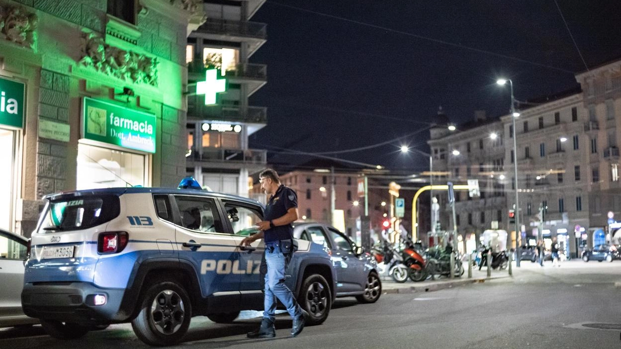 Accoltellato in centro L’incontro a Repubblica e il raid di gruppo per rapinare il cellulare Accoltellato in centro L’incontro a Repubblica e il raid di gruppo per rapinare il cellulare