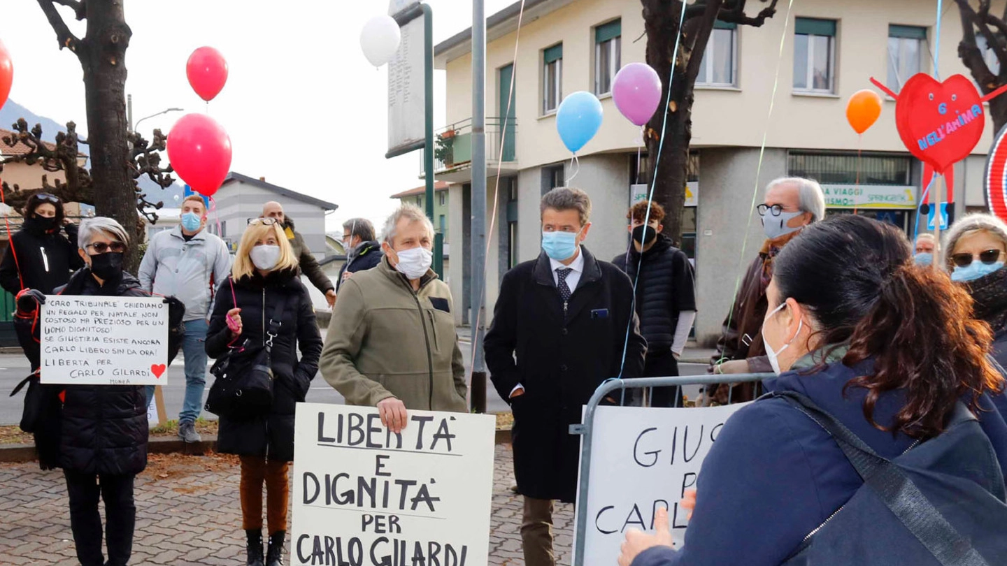 Una delle tante manifestazioni a Lecco sul caso del pofessor Carlo Gilardi