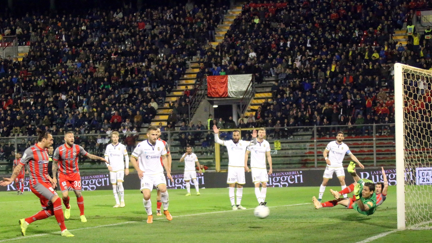 Il gol di Mogos contro il Verona (Lapresse)
