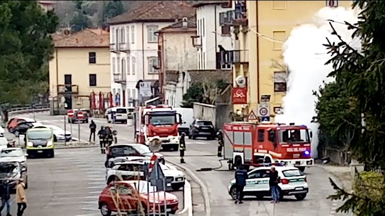 L'auto in fiamme sulla Lecco - Bellagio