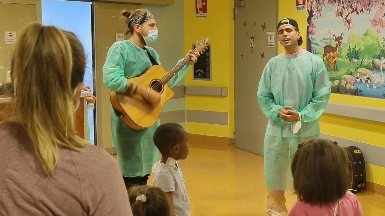 AKA 7even nell'ospedale di San Donato con i piccoli pazienti