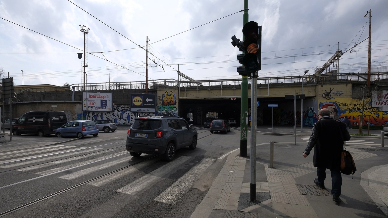 Il semaforo collocato tra viale Rimembranze di Lambrate e le vie Rodano e Saccardo 