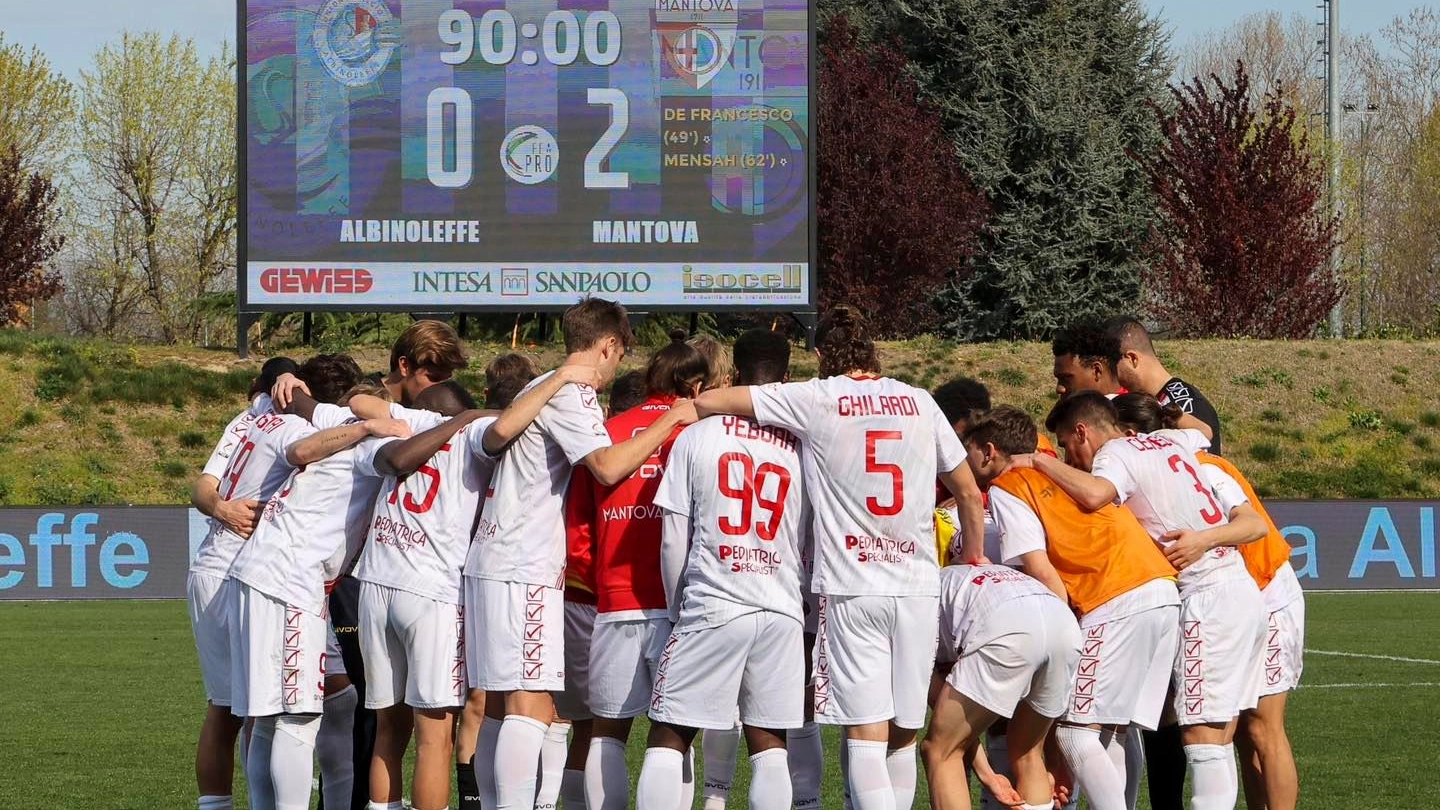 La squadra di mister Mandorlini domani (alle 17) giocherà l'andatain casa dell'Albinoleffe