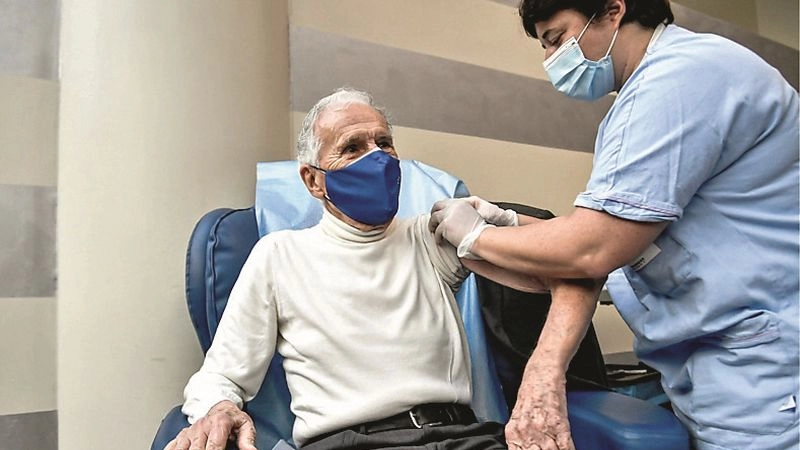 Silvio Garattini, 92 anni, presidente dell’Istituto Mario Negri, mentre si vaccina