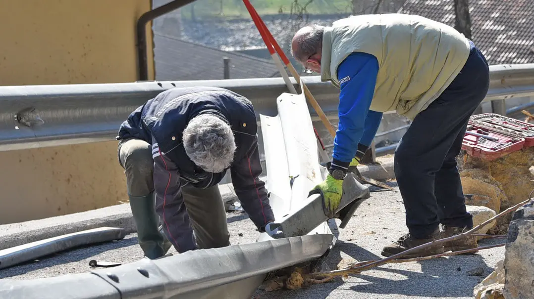Residenti al lavoro per rimediare ai danni