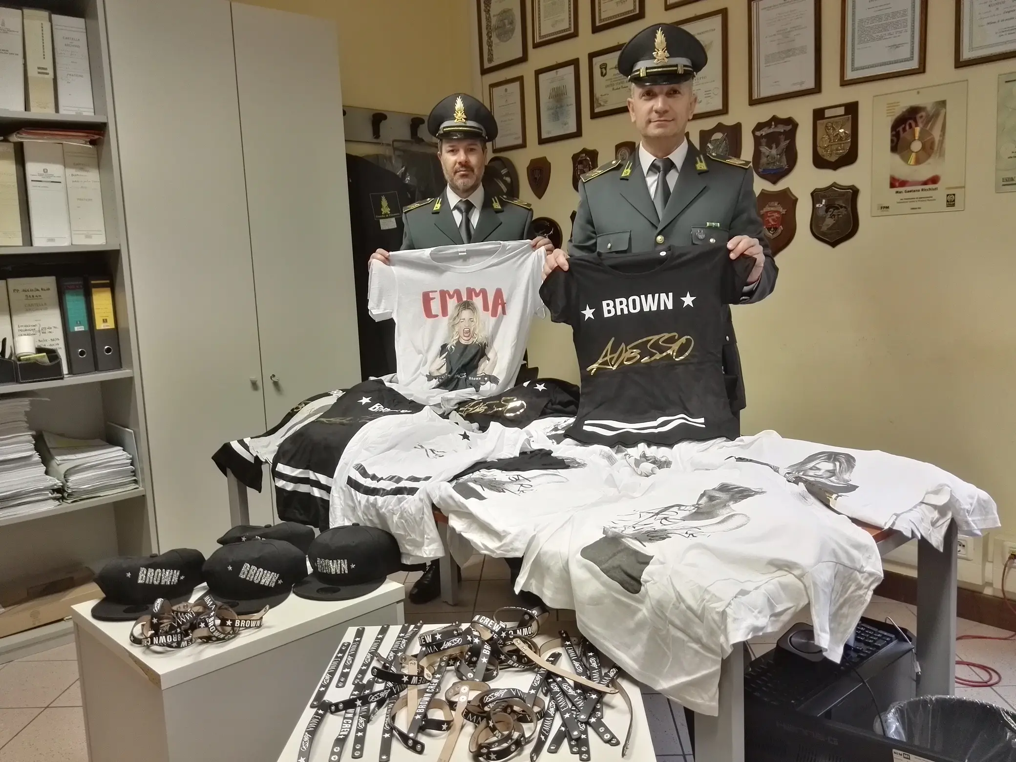 Falsi gadget per il concerto di Emma Marrone: sequestrati 384 capi, due denunce