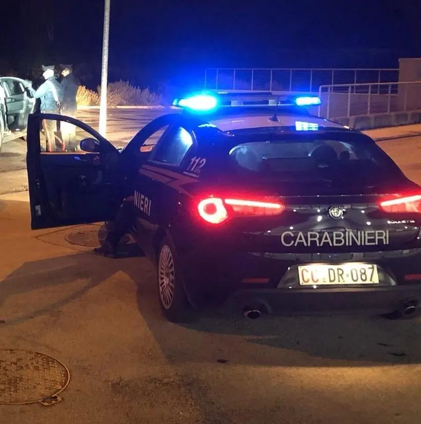 Folle corsa nelle strade, semina il panico e poi si schianta