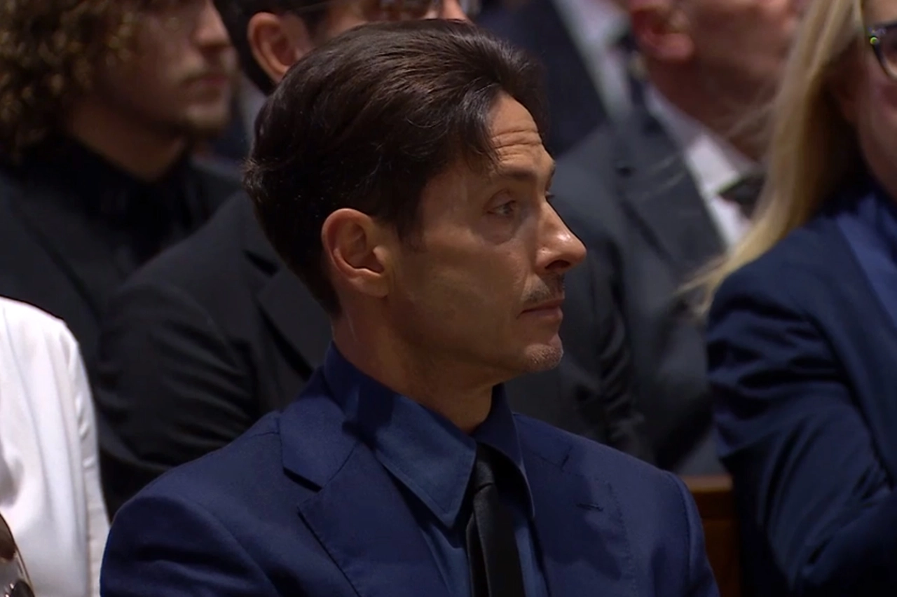 Pier Silvio Berlusconi ai funerali del padre in Duomo