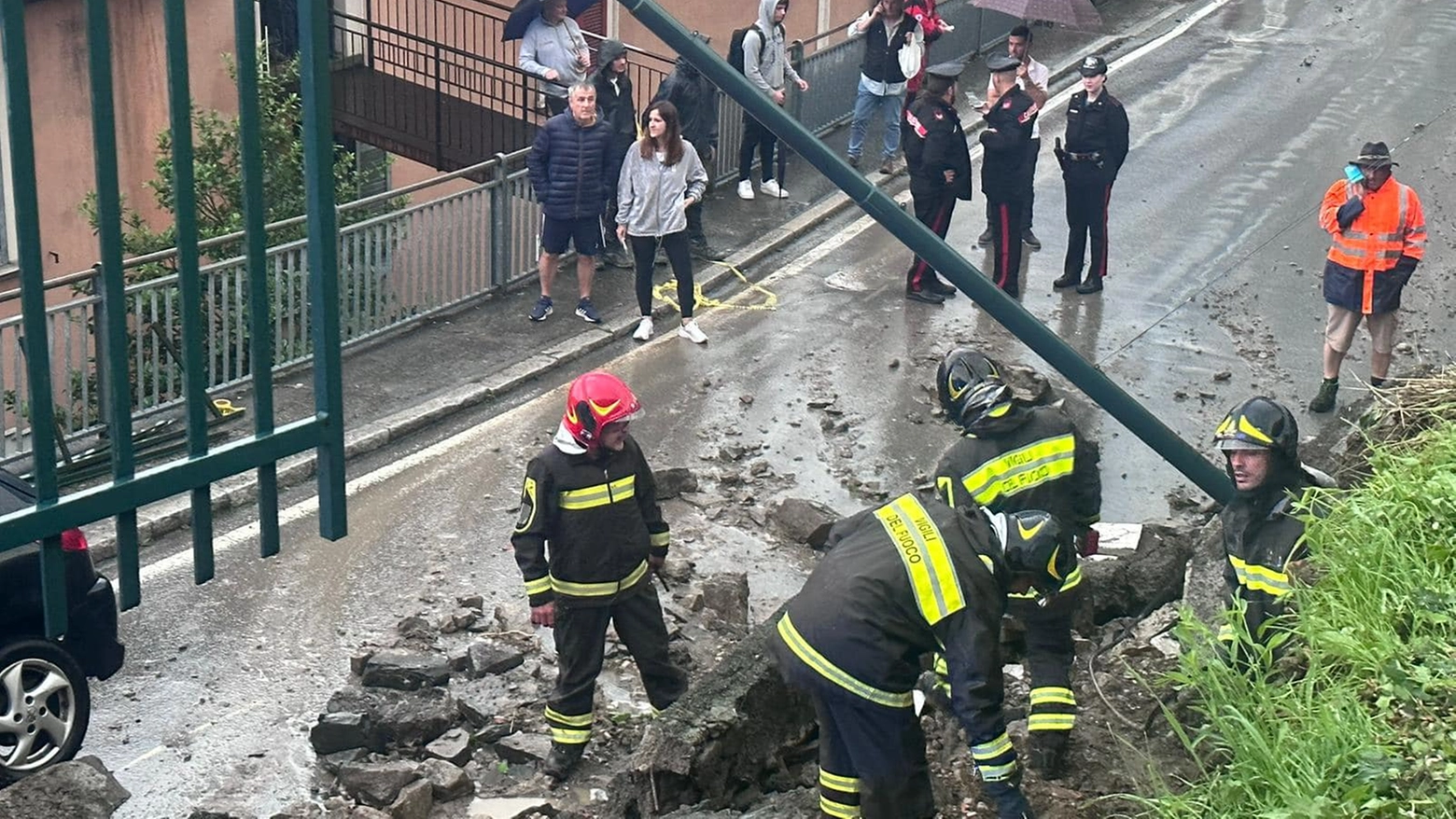 Vigili del fuoco e Protezione civile al lavoro per riaprire la strada ad Argegno