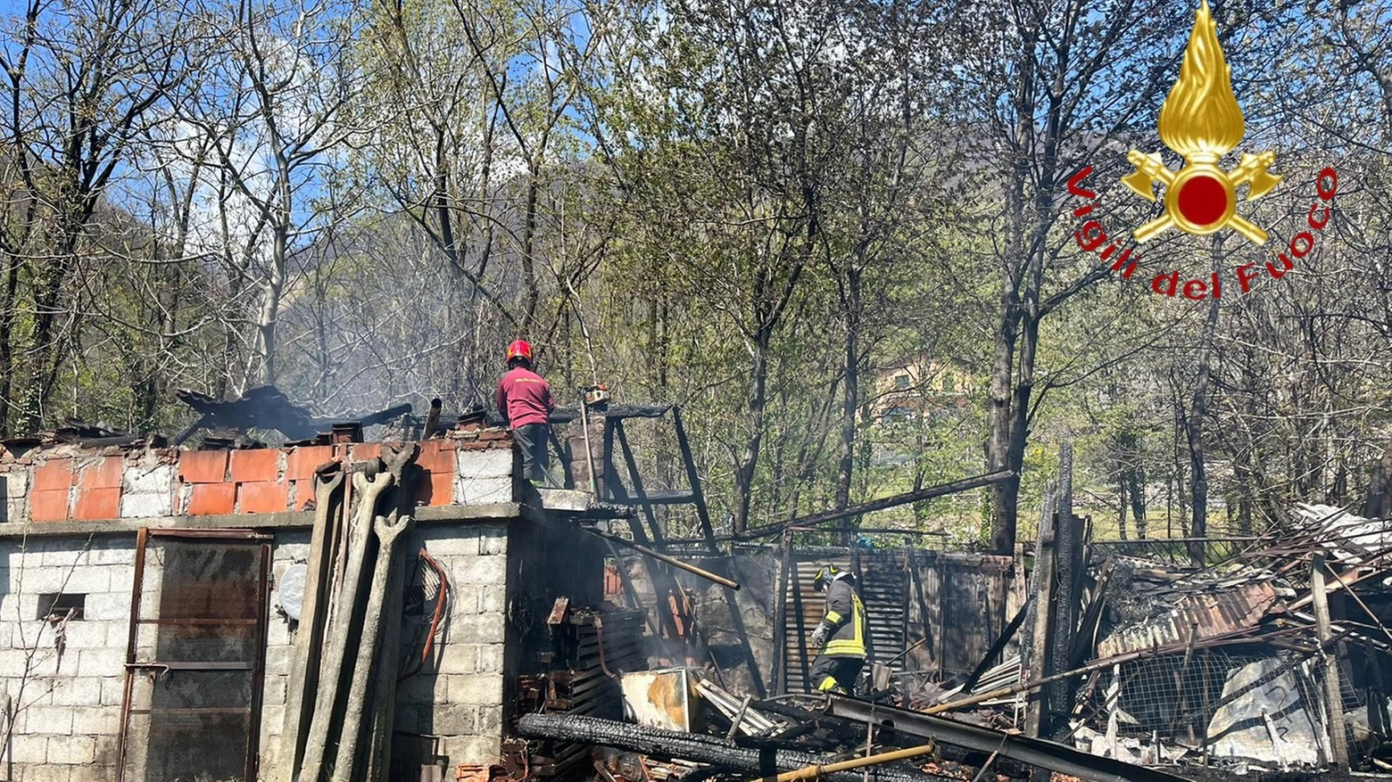 Il casolare bruciato a Gera Lario