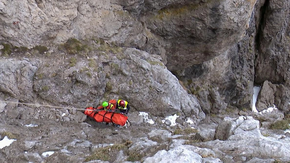 Cadute fatali in montagna. Due escursionisti perdono la vita