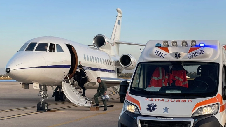 Il Falcon aeroambulanza dell'Aeronautica militare italiana Il Falcon aeroambulanza dell'Aeronautica militare italiana