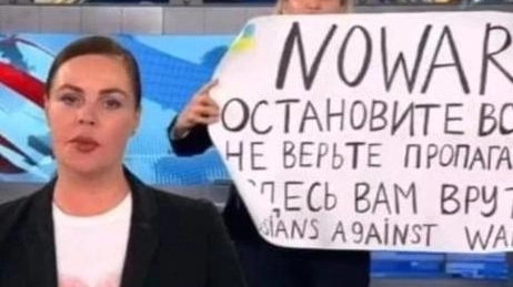 Marina Ovsiannikova mostra il cartello contro l'invasione in Ucraina in diretta tv