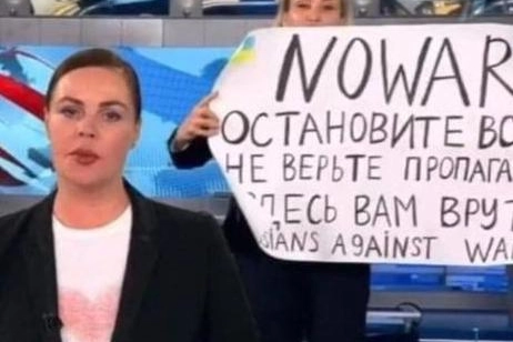 Marina Ovsiannikova mostra il cartello contro l'invasione in Ucraina in diretta tv